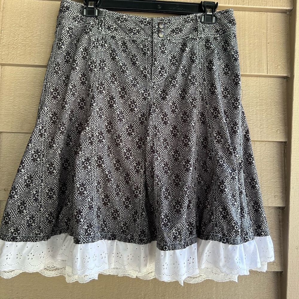Athlete skirt/skirt with eyelet lace hem, back pockets belt loops. Waist 16”